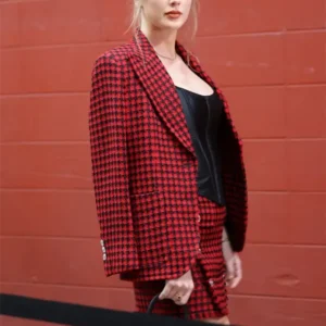 Taylor Swifts singer hits Chiefs game in miniskirt