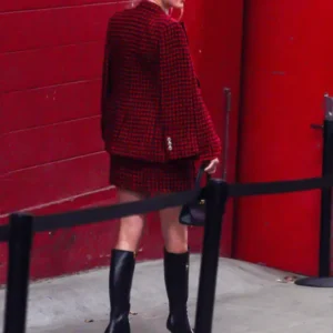Taylor Swifts singer hits Chiefs game in miniskirt Back