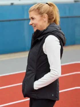 The Motherhood S01 Connie Britton Black Puffer Vest