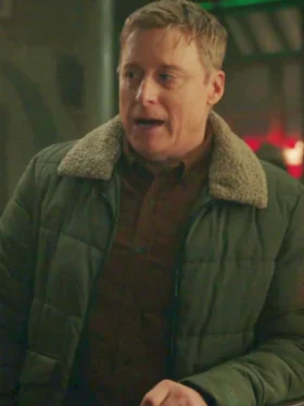 Resident Alien S04 Alan Tudyk Green Jacket Side