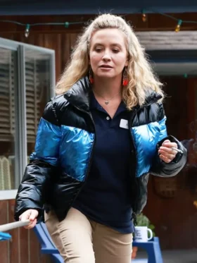 Resident Alien S04 Jenna Lamia Puffer Jacket Side