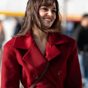 Reminder S01 Hande Erçel Red Coat Side