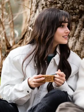 Reminder S01 Hande Erçel White Jacket Side