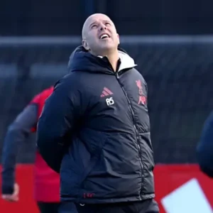Arne Slot Team Training Session 2025 LFC Puffer Jacket