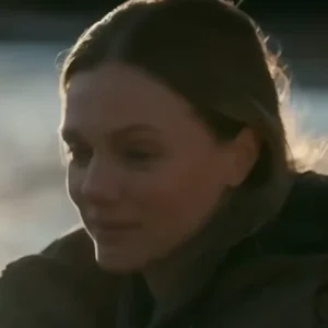 Tracy Spiridakos 2026 TV Series Anna Pigeon S01 Anna Pigeon Olive Green Puffer Jacke