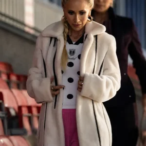 Ted Lasso S04 Juno Temple White Coat