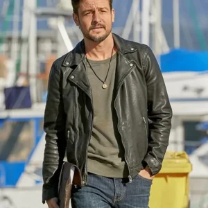 a picture of her jake black leather jacket